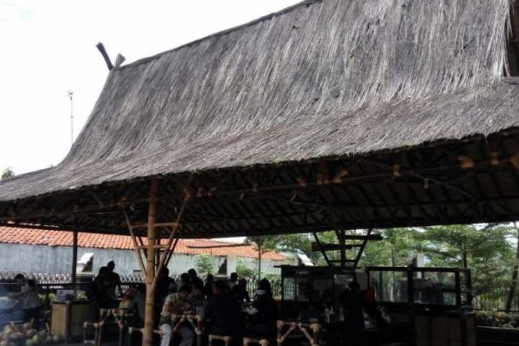 Warung Katresna menggunakan awi hideung atau bambu hitam berkualitas bagus. Di bagian atap menggunakan ijuk dengan desain julang ngapak.