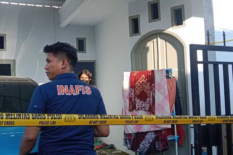 Polisi melakukan pemeriksaan awal di rumah wanita lansia yang ditemukan tak bernyawa dalam kamarnya di Jalan Toddopuli 18, Kecamatan Manggala, Kota Makassar, Sulsel, Selasa (4/6/2024).
