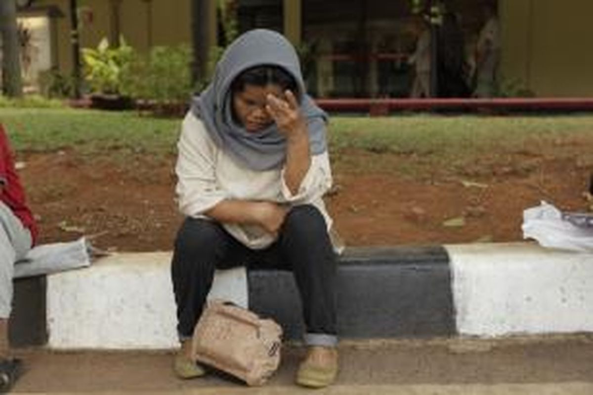 MR, ibunda dari MA, menunggu di Rumah Sakit Polri di Kramatjati, Jakarta Timur, setelah mendengar anaknya mengalami depresi akibat ditangkap, Kamis (30/10/2014). MA ditangkap setelah dilaporkan oleh tim kuasa hukum Jokowi karena mengedit foto-foto porno dan ditempel dengan wajah Presiden Jokowi lalu menyebarkannya melalui media sosial Facebook.