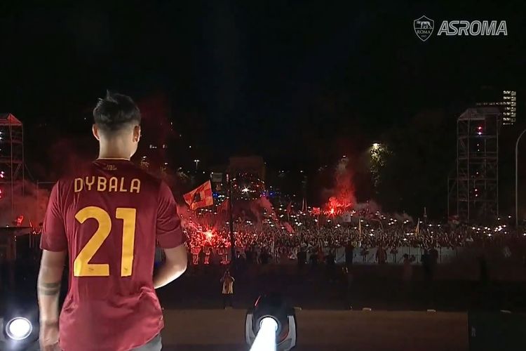 Perkenalan Paulo Dybala di hadapan ribuan suporter S Roma terjadi di Gedung Palazzo della Civilta atau Square Colosseum, Selasa (26/7/2022).