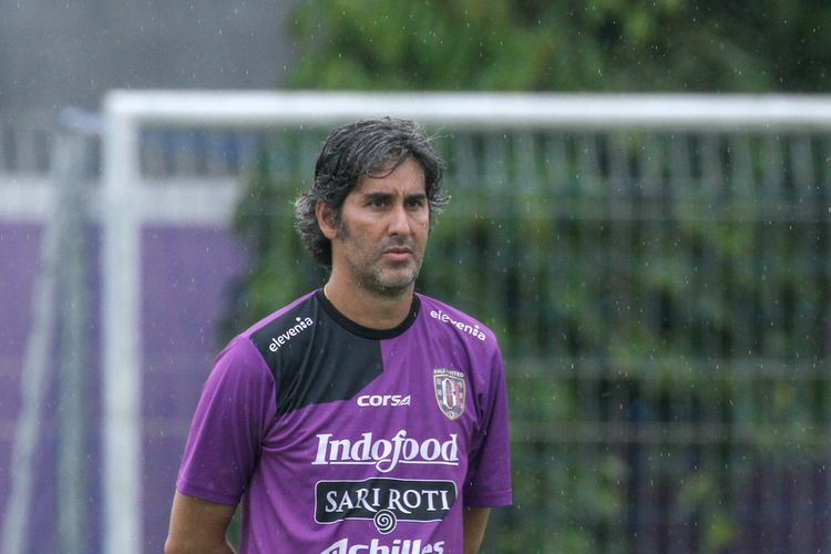 Pelatih Bali United, Stefano Teco Cugurra. 