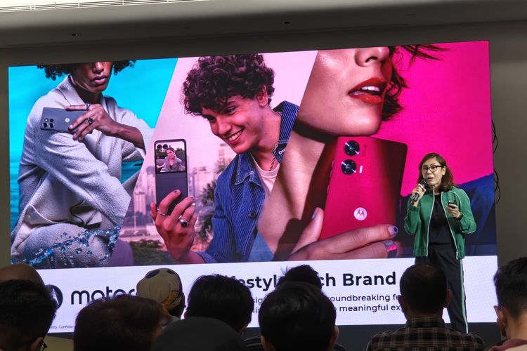 Marketing Head Motorola Indonesia, Miranda Warokka menjelaskan misi Motorola menghadirkan ponsel nyentrik dalam acara peluncuran Motorola Edge 60 Fusion di Wisma 46, Jakarta Pusat, Rabu (14/5/2025).