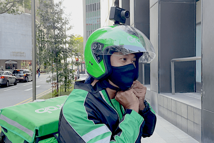 Mitra driver Grab menggunakan kamera action KartaCam 2 di helm untuk membantu mapping jalan GrabMaps.