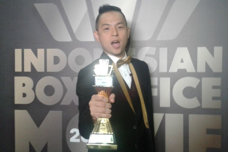 Ernest Prakasa berpose dalam acara Indonesian Box Office Movie Award 2017, di Kawasan Daan Mogot, Jakarta Barat, Rabu (29/3/2017).