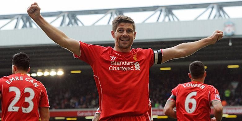 Steven Gerrard merayakan keberhasilan mencetak gol kemenangan ke gawang QPR, Sabtu (2/5/2015). 