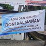 Sidang Perdana Doni Salmanan, Banner Tuntutan Korban Penuhi PN Bale Bandung