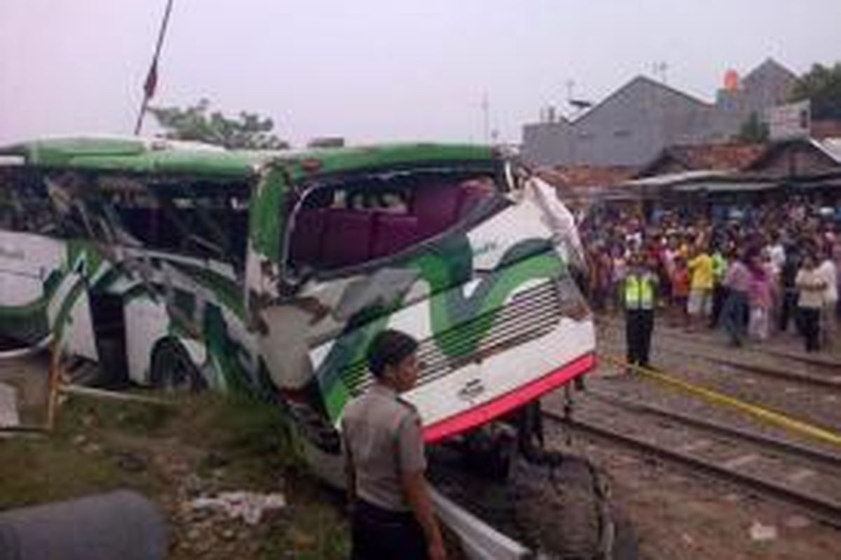 Bus PO Haryanto yang ditabrak KA Menoreh
