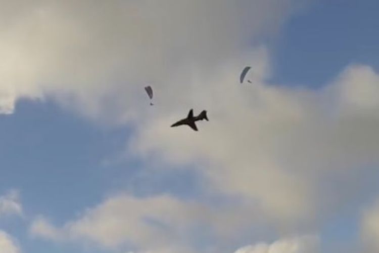 Foto dari rekaman detik-detik saat pesawat jet Hawk T1 melintas di dekat kelompok penerjun payung.