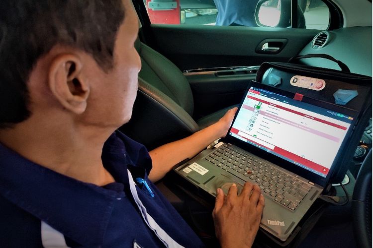 Mekanik Peugeot di Bengkel Daihatsu.