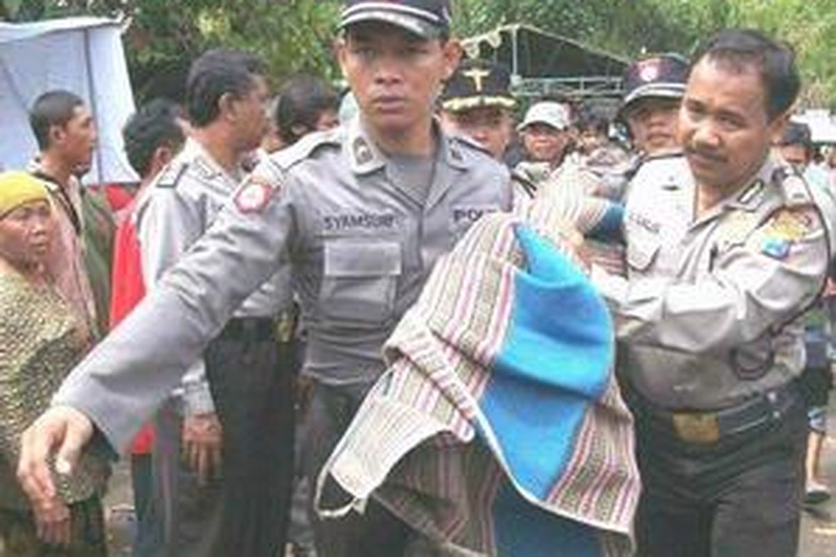 Korban meninggal akibat berdesak-desakan di rumah Ponari beberapa waktu lalu.