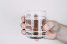 Minum Air Putih Sebelum Mengonsumsi Kopi, Apa Manfaatnya?