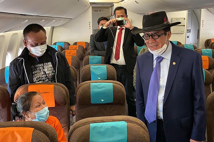 Minister of Law and Human Rights Yasonna Laoly (R) talks to fugitive in state-owned bank BNI Maria Pauline Lumowa (L-seated) when on board the national flag carrier Garuda Indonesia. 