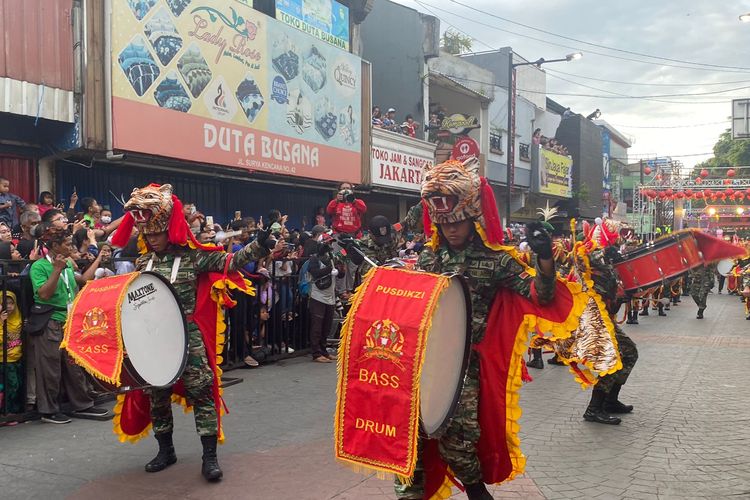 Penampilan salah satu dari marching band di Bogor Street Festival Cap Go Meh 2023 pada Minggu (5/2/2023). 