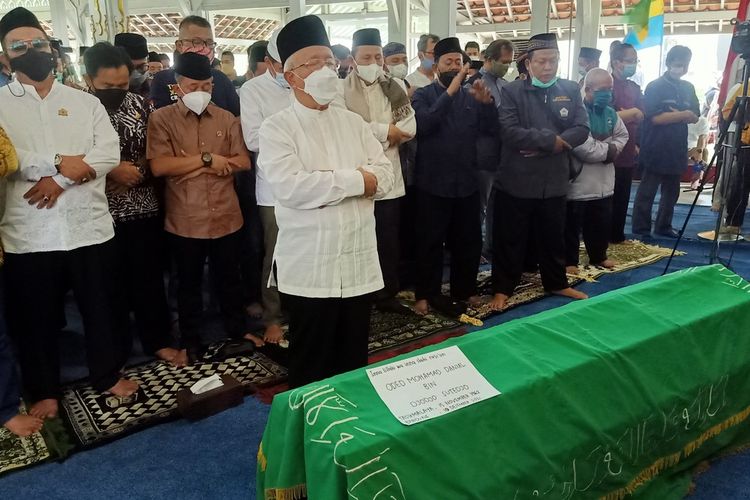 Jenazah Wali Kota Bandung, Oded M Danial, dibawa pulang ke rumah dinasnya, Pendopo Kota Bandung, Jalan Dalemkaum, Kota Bandung, Jumat (10/12/2021).