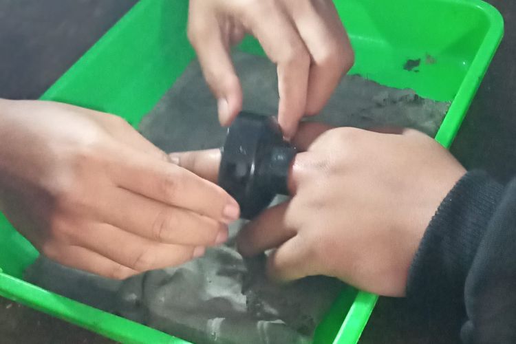 Jari tangan Aria terjepit tutup botol pada Rabu (24/4/2024) hingga meminta tolong petugas Damkar Kabupaten Semarang