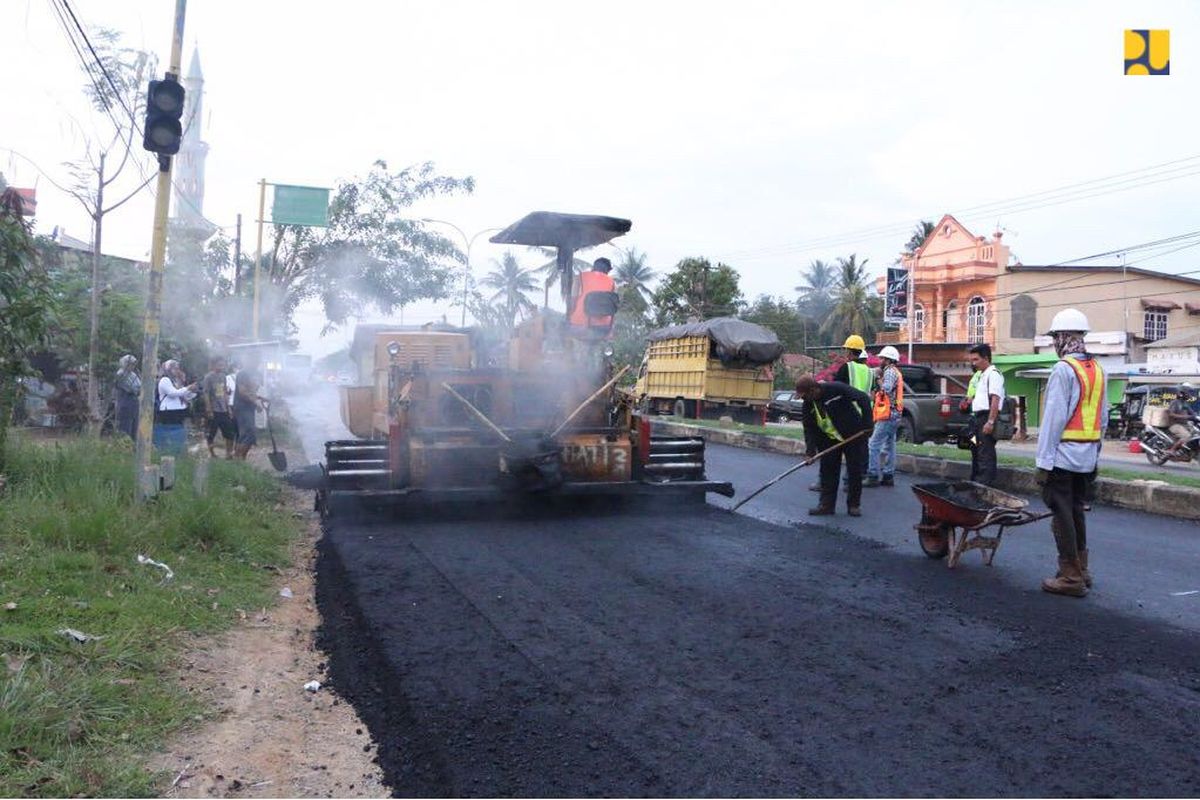 Pengaspalan jalan.