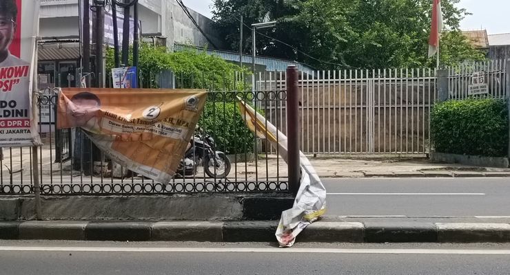 Banyak Spanduk Partai dan Caleg Meleyot di Jalan Raya Bogor, Bahayakan Pengendara Motor