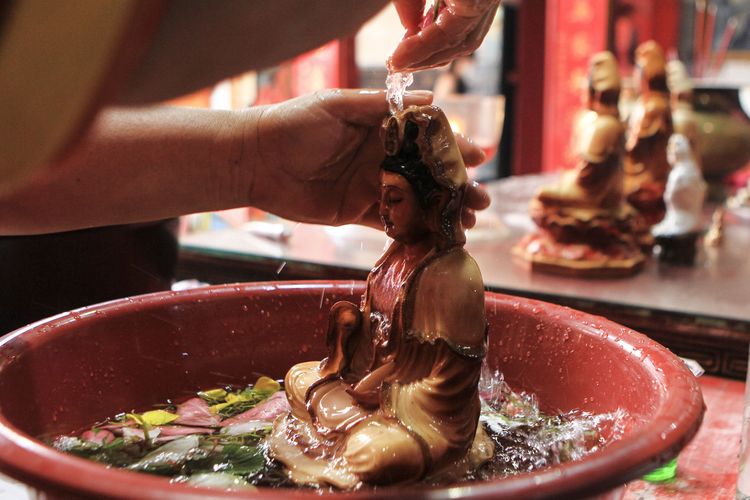 Patung salah satu dewa di Klenteng Tri Dharma Chandra Nadi (Soei Goeat Kiang) kawasan 10 Ulu Palembang, Sumatera Selatan mulai dibersihkan dengan menggunakan air dicampur arak dan kembang tujuh rupa. Ritual pencucian patung dewa ini dilakukan menjelang perayaan hari imlek pada Selasa (1/2/2022) besok.