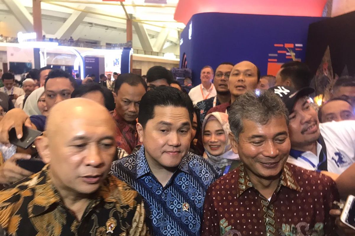 Menteri BUMN Erick Thohir (tengah) di JCC Senayan, Jakarta, Jumat (20/12/2019).