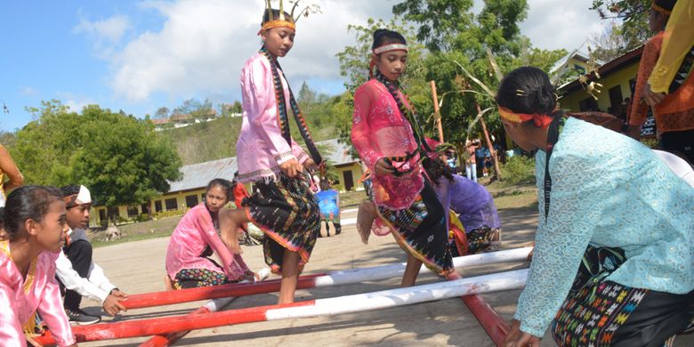 Menari Sanggu Alu di SMPK Waemokel, Kelurahan Watunggene, Kecamatan Kota Komba, Kabupaten Manggarai Timur, Flores, NTT, Kamis (16/8/2018). 