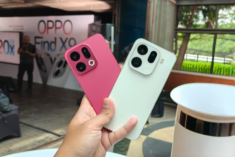 Tampilan desain punggung Oppo Find X9 varian Velvet Red (kiri) dan Find X9 Pro varian warna Silk White (kanan).