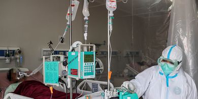 Dokter melakukan pemeriksaan terhadap pasien Covid-19 di RSUD Kota Bogor, Jawa Barat, Jumat (12/2/2021). Rumah Sakit Umum Daerah (RSUD) Kota Bogor menjadi rumah sakit (RS) khusus untuk pasien virus corona (Covid-19) sesuai surat edaran Kementerian Kesehatan (Kemkes).
