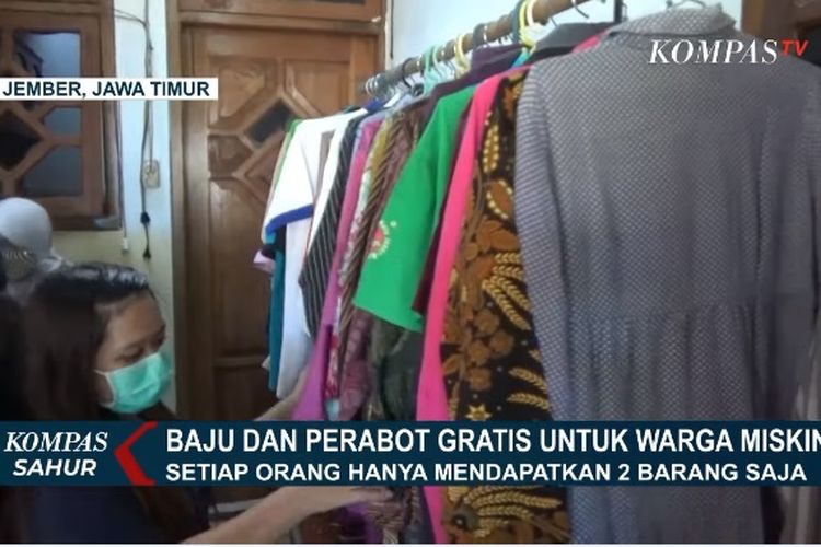 Sekelompok warga di Kelurahan Sempusari, Kecamatan Kaliwates, Jember, membuka toko pakaian dan perabot yang digratiskan untuk warga miskin.