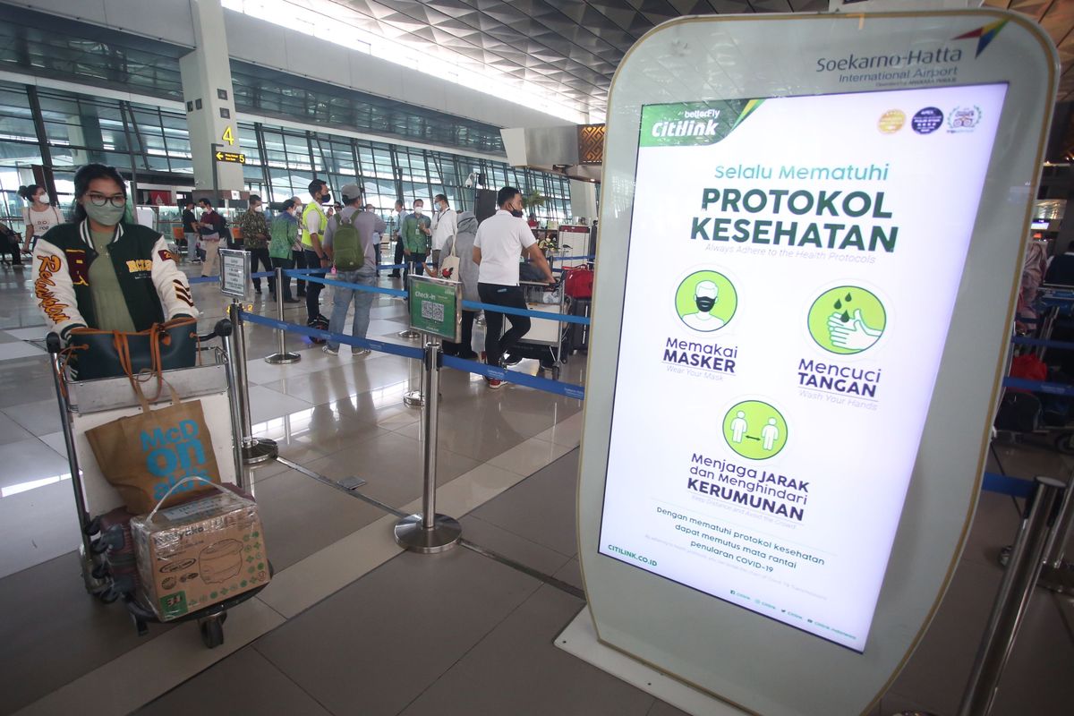 Calon penumpang berjalan untuk melakukan lapor diri di Terminal 3 Bandara Soekarno Hatta, Tangerang, Banten, Jumat (15/7/2022). Pemerintah lewat Satuan Tugas (Satgas) Penanganan COVID-19 menerbitkan aturan terbaru perjalanan dalam negeri yang berlaku mulai Minggu (17/7) dimana penumpang pesawat yang akan berpergian wajib vaksinasi tahap ketiga atau vaksinasi booster COVID-19 dan dua dosis untuk PPLN yang masuk ke Indonesia. ANTARA FOTO/Muhammad Iqbal/foc.