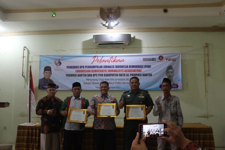 Berdayakan UMKM, Sanuji Pentamarta Raih Anugrah Jurnalistik Award 2022 Dari PJID Banten 

