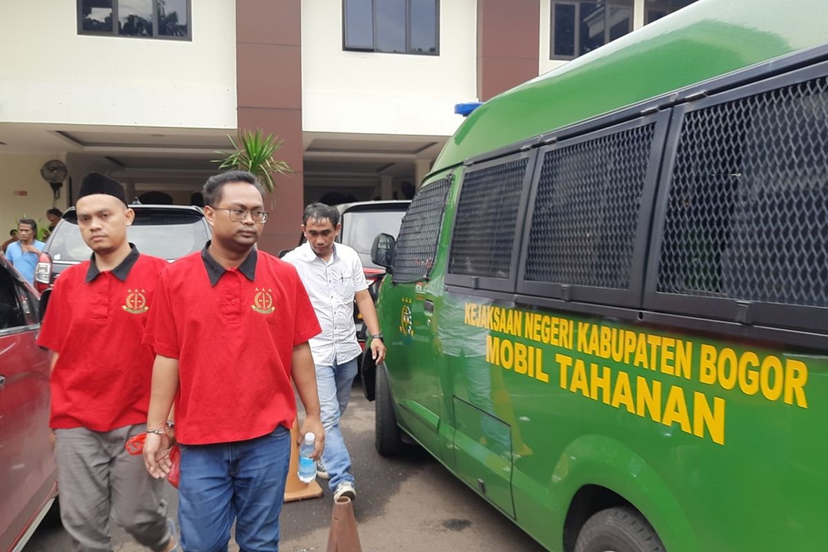 Yusuf Sulaeman (33), pegawai KPK gadungan yang Peras pejabat Disdik Kabupaten Bogor digiring petugas ke dalam mobil tahanan di Pengadilan Negeri (PN) Cibinong usai sidang vonis, Jumat (17/1/2025). Yusuf tampak mengenakan kacamata dengan tangan diborgol.