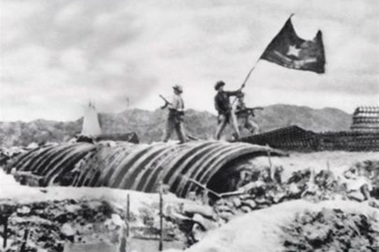 Pasukan Vietminh mengibarkan bendera Vietnam di atap pos komando Perancis di Dien Bien Phu pada 7 Mei 1954.