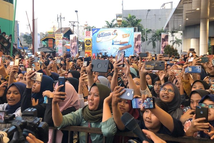 Penggemar film Dilan yang memadati Ciplaz Depok, Sabtu (8/2/2020). Mereka berdesakan untuk menyaksikan dari dekat para pemain Milea: Suara dari Dilan