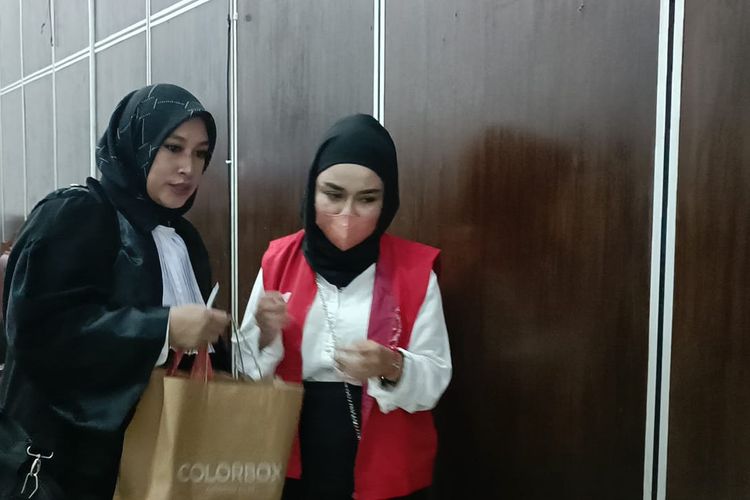 Terdakwa Medina Zein saat dihadirkan di dalam persidangan kasus dugaan pencemaran nama baik Marissya Icha di Pengadilan Negeri Jakarta Selatan, Senin (12/9/2022). 