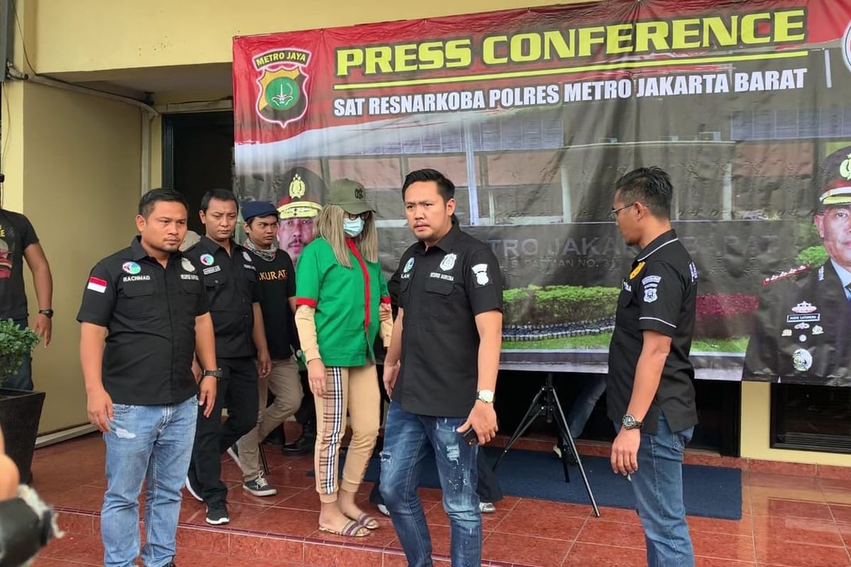 Lucinta Luna saat konferensi pers di Polres Metro Jakarta Barat, Rabu (12/2/2020)