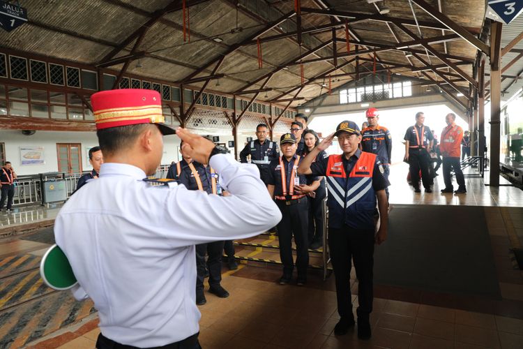 Ketua Komite Nasional Keselamatan Transportasi (KNKT) Soerjanto Tjahjono bersama jajaran Pimpinan PT KAI sedang mnerima hormat dari petugas yang ada di salah satu stasiun kereta api di Pulau Jawa. Hal ini terjadi ketika KNKT bersama pimpinan PT KAI sedang melakukan inspeksi jalur KA menggunakan Kereta Api Inspeksi (KAIS) pada 2 hingga 4 Desember 2025.