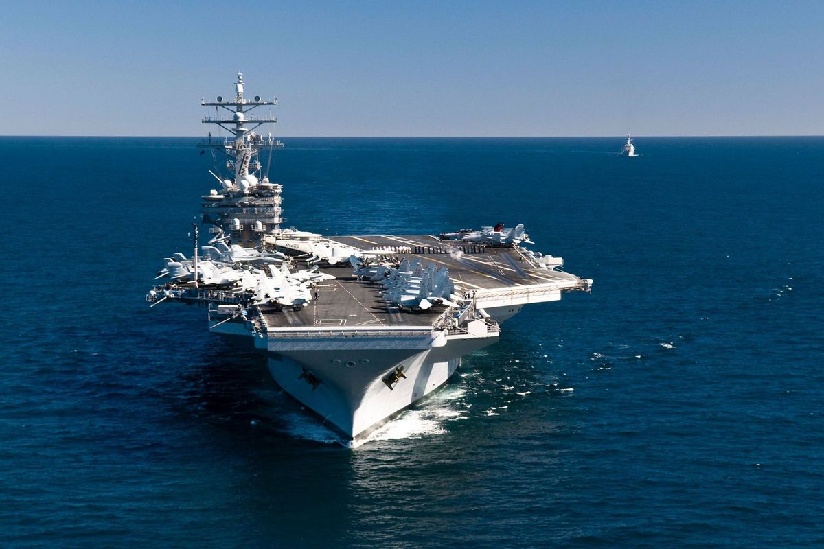 Kapal induk Amerika Serikat USS Ronald Reagan Carrier Strike Group (CSG) saat mendekati perairan Bali