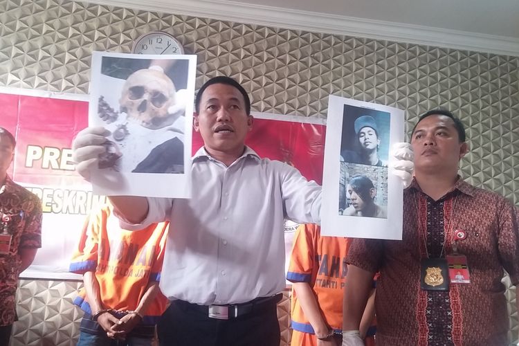 Polisi menunjukkan foto korban semasa hidup dan foto tengkorak yang ditemukan dalam sumur tua