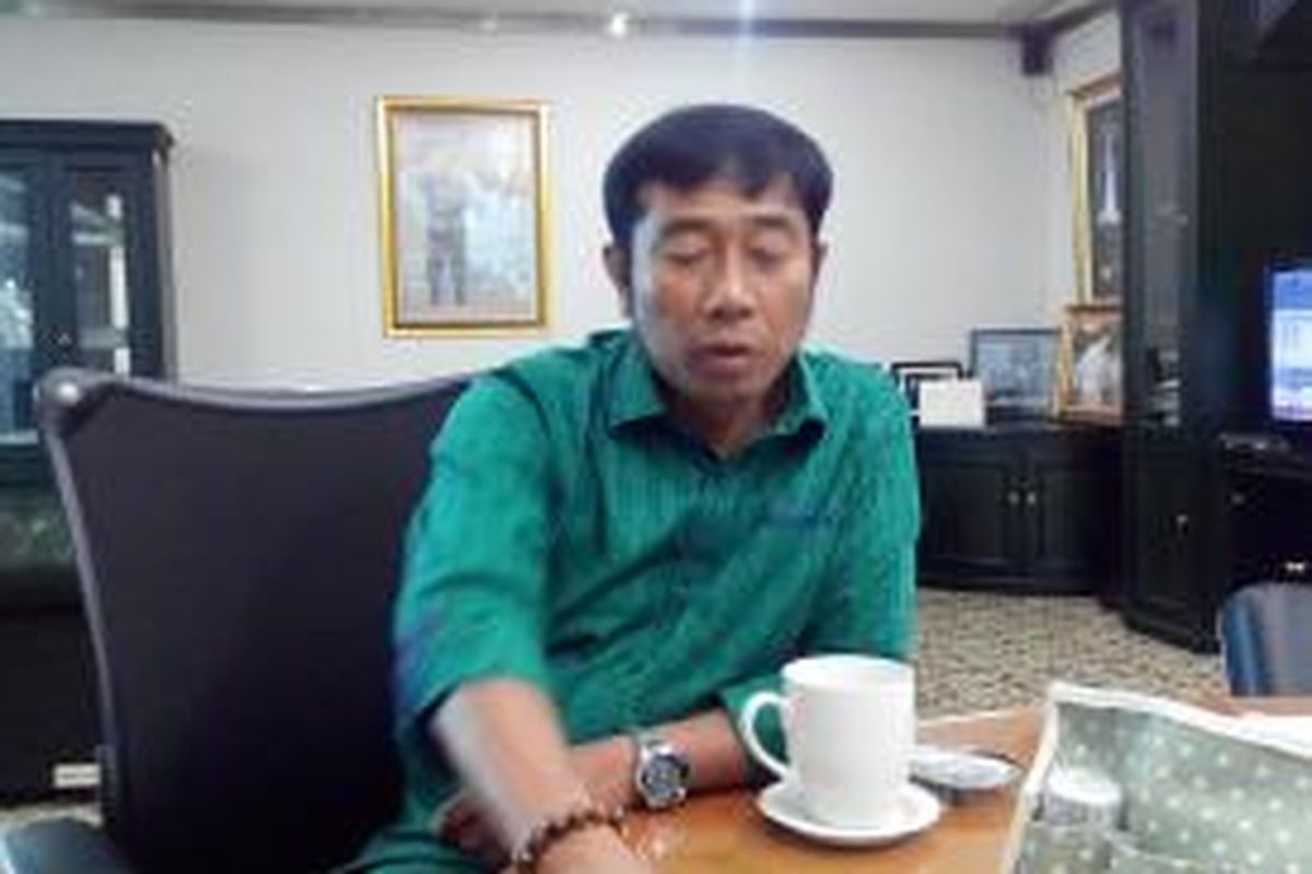 Wakil Ketua DPRD DKI Abraham Lunggana di ruang kerjanya, Selasa (9/6/2015). 