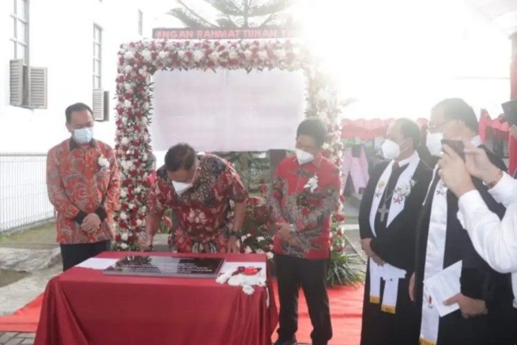 Gubernur Sulut Olly Dondokambey saat meresmikan gedung Gereja tua GMIM Sion Tomohon jadi cagar budaya nasional. Peresmian ditandai dengan penandatanganan prasasti.