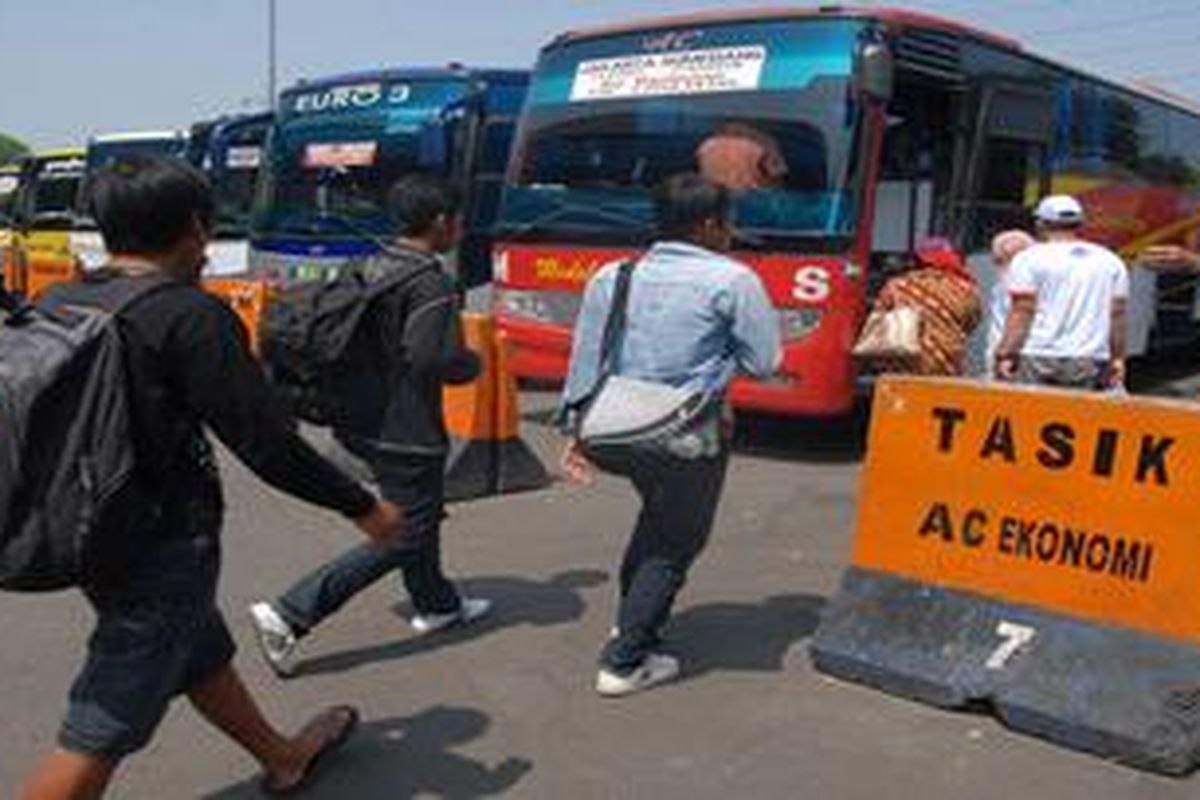 Suasana terminal keberangkatan di Terminal Kp. Rambutan, Jakarta Timur, Jumat (26/8/2011).   