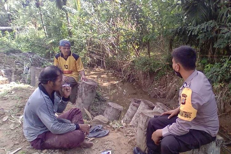 Bripda Miswandi, personel Bhabinkamtibmas Polsek Teupah Barat, Simeulue,Aceh, melakukan sosialisasi kepada warga tentang manfaat vaksinasi.(KOMPAS.COM/DASPRIANI Y. ZAMZAMI)