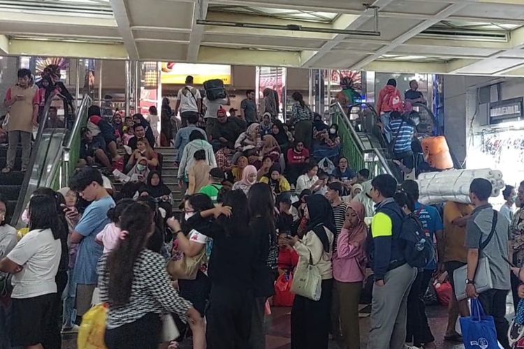 Kondisi pintu masuk Pasar Tanah Abang Blok A, Jakarta Pusat, Senin (11/3/2024).