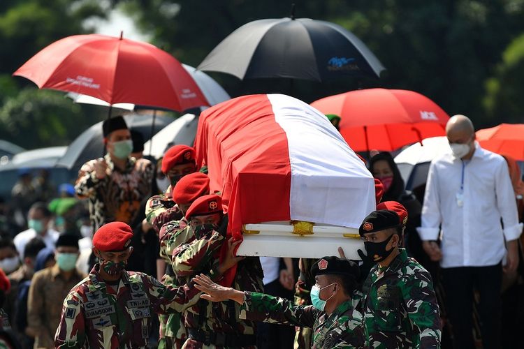 Prajurit Kopassus memanggul peti jenazah mantan Kepala Staf Angkatan Darat Jenderal TNI (Purn) Pramono Edhie Wibowo untuk dimakamkan di Taman Makam Pahlawan Nasional Utama Kalibata, Jakarta Selatan, Minggu (14/6/2020). Adik ipar dari Presiden ke-6 RI Susilo Bambang Yudhoyono tersebut meninggal dunia pada Sabtu 13 Juni 2020. ANTARA FOTO/Sigid Kurniawan/aww.