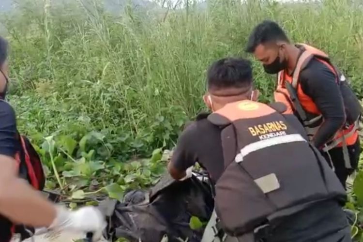 Tim SAR gabungan berhasil menemukan mayat kakek yang diterkam buaya di sungai di Kecamatan Ladongi, kabupaten Kolaka Timur, Sultra. (Foto dokumentasi Basarnas Kendari)
