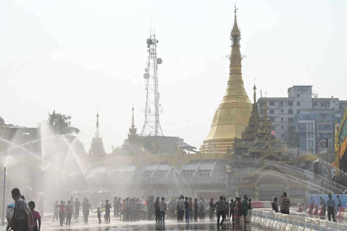 Festival air Tahun Baru Myanmar, yang dikenal secara lokal sebagai Thingyan, di Yangon pada 13 April 2024. 