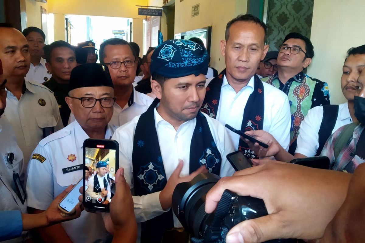 Wakil Gubernur Jawa Timur Emil Elestianto Dardak bersama Bupati Blitar Rijanto memberikan keterangan pers saat berada di Lembaga Pembinaan Khusus Anak di Jalan Bali, Kota Blitar, Rabu (23/7/2025).