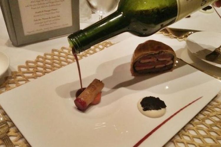 Hidangan utama dalam menu Good France di Orient8 Hotel Mulia, black angus beef “wellington”.