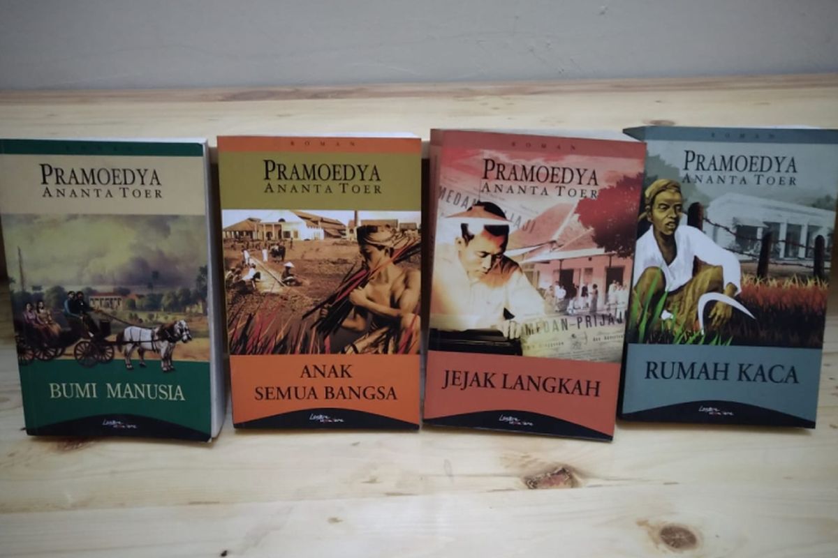 Tetralogi Pulau Buru karya Pramoedya Ananta Toer: Bumi Manusia, Anak Semua Bangsa, Jejak Langkah, dan Rumah Kaca. 