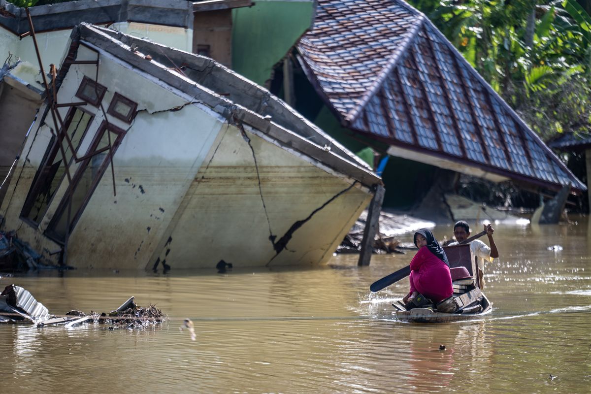 Warga terdampak banjir mengambil barang miliknya menggunakan perahu di Desa Kuala Cangkoy, Aceh Utara, Aceh, Senin (8/12/2025). Berdasarkan data sementara Komando Posko Tanggap Darurat Bencana Hidrometeorologi Aceh pada Senin (8/12), sebanyak 1.926.119 jiwa terdampak dan 848.870 jiwa di antaranya mengungsi akibat bencana hidrometeorologi di Provinsi Aceh. 