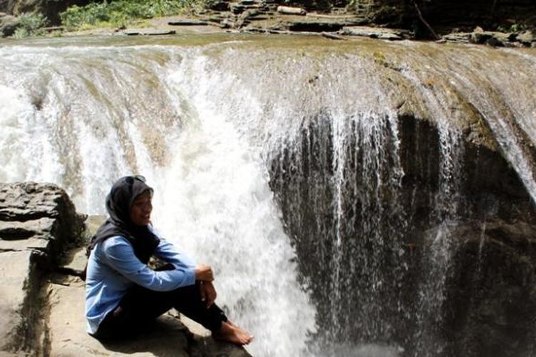 Seorang pengunjung terlihat sedang melakukan foto selfie di Air Terjun Kalata. Air terjun ini menjadi tempat favorit untuk berfoto. Air Terjun Kalata berada di daerah Desa Wolowa Baru, Kecamatan Wolowa, Kabupaten Buton, Sulawesi Tenggara.